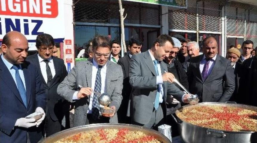 Kaymakamlar Aşure Dağıttı