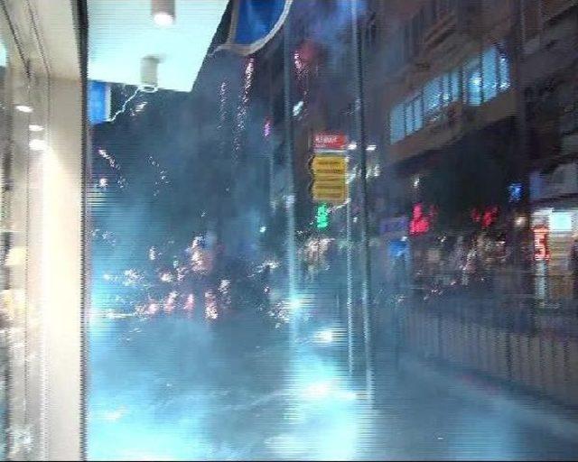 Polis, Kadıköy'de Göstericilere Müdahale Etti