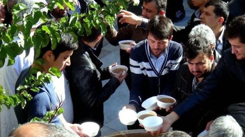 Kahramanmaraş&rsquo;ta 15 Bin Kişiye Aşure Dağıltıldı