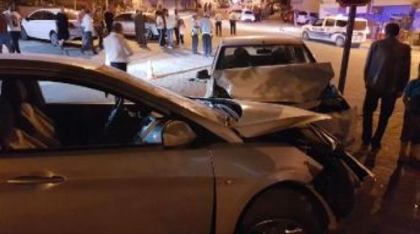 Niğde Iki Otomobil &Ccedil;arpıştı: 1 &Ouml;l&uuml;, 7 Yaralı