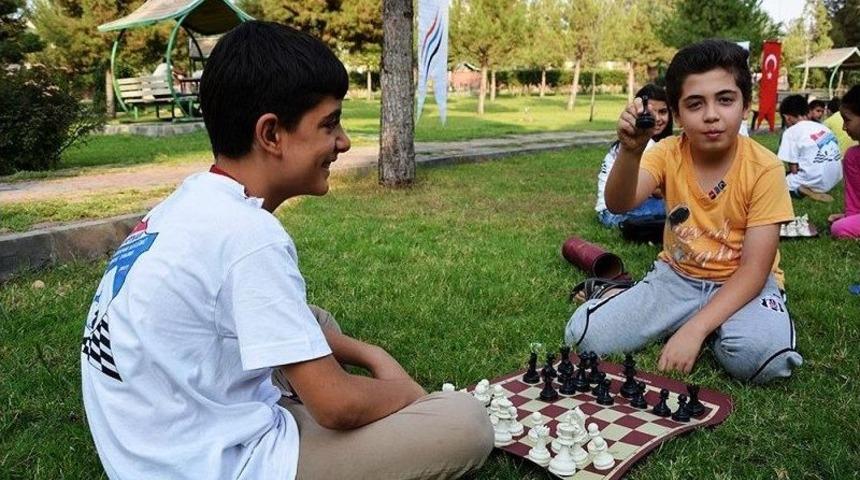 Parkta Satran&ccedil; Keyfi