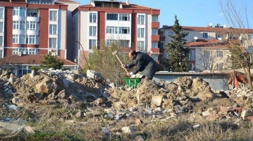 Ailesi İ&ccedil;in Balyoz Sallıyor