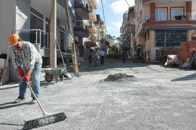 Kuşadası’nda Yol Yapım Çalışmaları Devam Ediyor