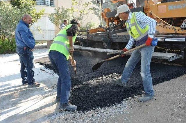 Kuşadası’nda Yol Yapım Çalışmaları Devam Ediyor