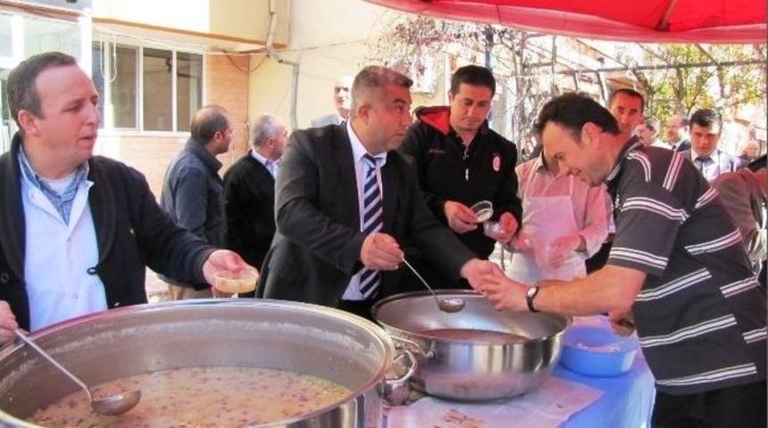 Belediye Başkanı &Ccedil;alışkan, Vatandaşlara Aşure Dağıttı