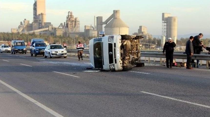 Eskişehir&rsquo;de Minib&uuml;s Devrildi