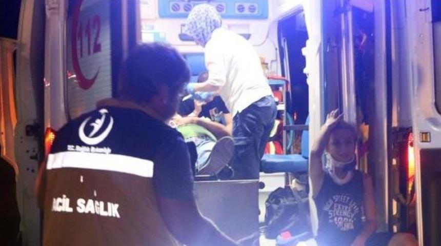 Lastiği Patlayan Minib&uuml;s Yoldan &Ccedil;ıktı: 15 Yaralı