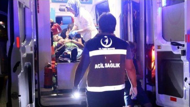 Lastiği Patlayan Minibüs Yoldan Çıktı: 15 Yaralı