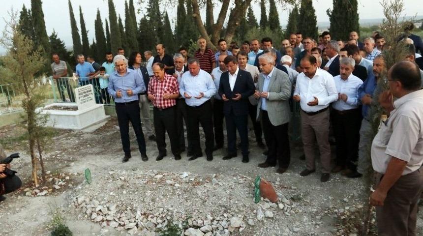 Eski Başbakan Davutoğlu, Akhisar&rsquo;da Ahmet Er&rsquo;in Kabrini Ziyaret Etti