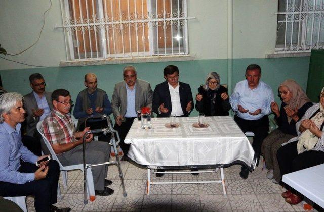 Eski Başbakan Davutoğlu, Akhisar’da Ahmet Er’in Kabrini Ziyaret Etti 1