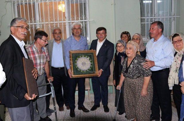 Eski Başbakan Davutoğlu, Akhisar’da Ahmet Er’in Kabrini Ziyaret Etti 2