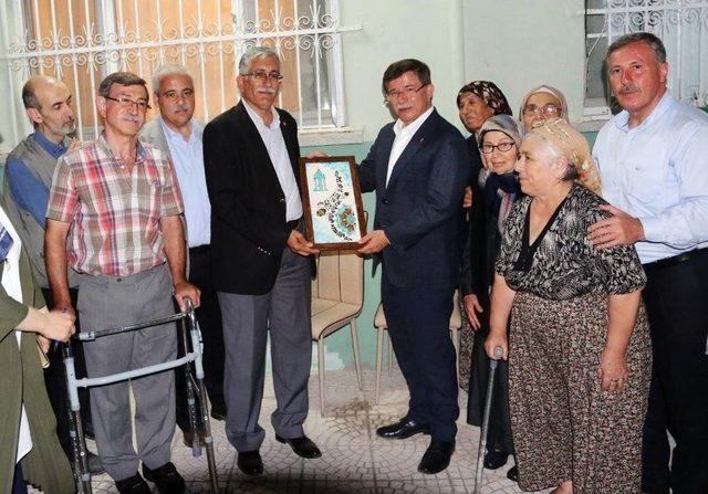 Eski Başbakan Davutoğlu, Akhisar’da Ahmet Er’in Kabrini Ziyaret Etti 3