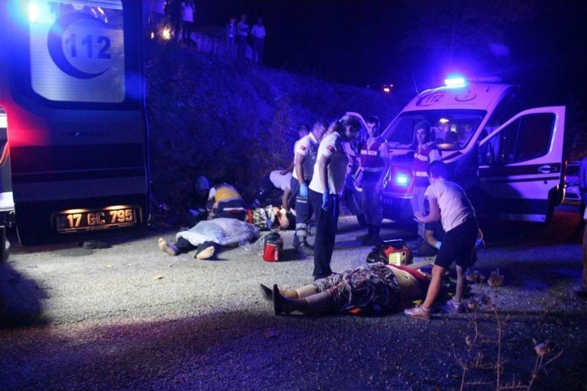 &Ccedil;anakkale&rsquo;de Trafik Kazası: 2 &Ouml;l&uuml;, 1 Yaralı