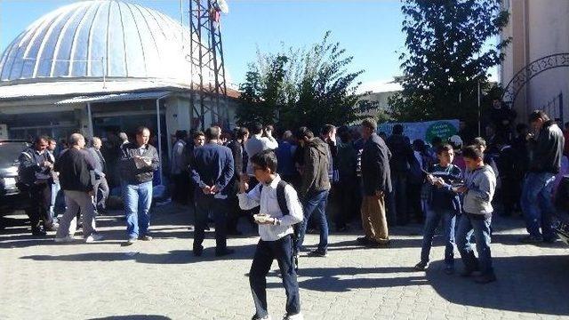 Kulp’ta Vatandaşlara Aşure Dağıtıldı