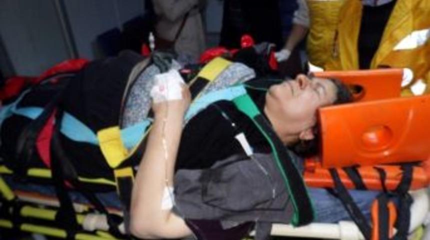 Karşıdan Karşıya Ge&ccedil;mek İsteyen Aileye Otomobil &Ccedil;arptı