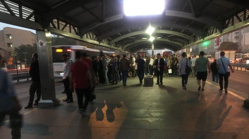 Metrob&uuml;s Duraklarında Okul Yoğunluğu Erken Saatlerde Başladı