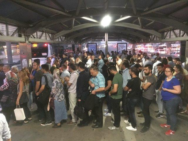 Metrobüs Duraklarında Okul Yoğunluğu Erken Saatlerde Başladı