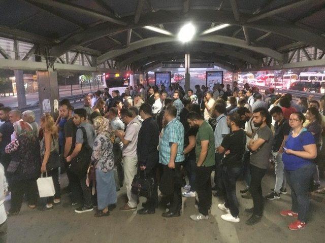 Metrobüs Duraklarında Okul Yoğunluğu Erken Saatlerde Başladı