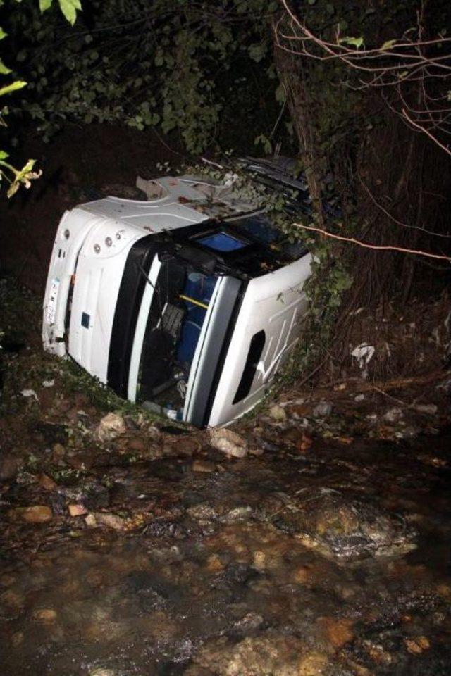 Zonguldak'ta Kaza Yapan Minibüsü Dereye Düşmekten Ağaçlar Kurtardı