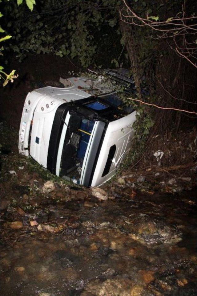Zonguldak ta Kaza Yapan Minib&uuml;s&uuml; Dereye D&uuml;şmekten Ağa&ccedil;lar Kurtardı 1