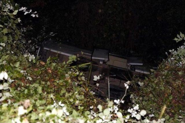 Zonguldak'ta Kaza Yapan Minibüsü Dereye Düşmekten Ağaçlar Kurtardı