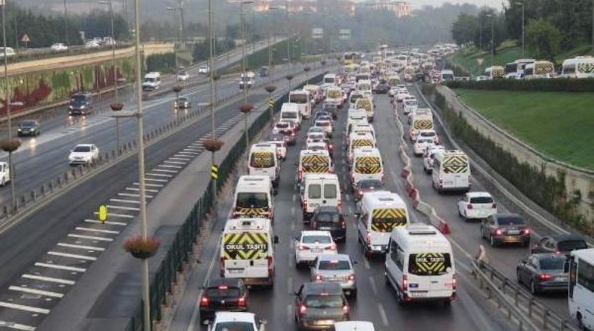 Okullar A&ccedil;ıldı Servisler  Trafiğe &Ccedil;ıktı