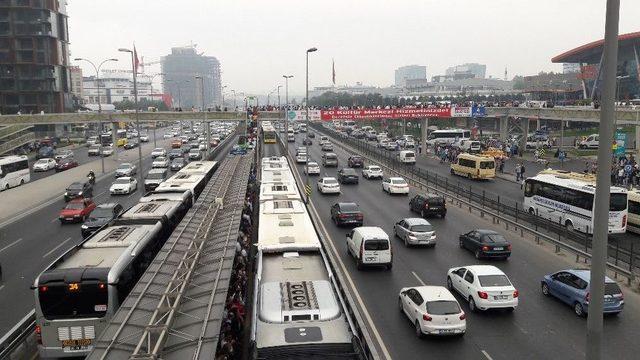 Metrobüs Durağında İnsan Seli