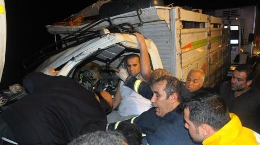 Tankere &Ccedil;arpan Kamyonetin S&uuml;r&uuml;c&uuml;s&uuml; Yaralandı