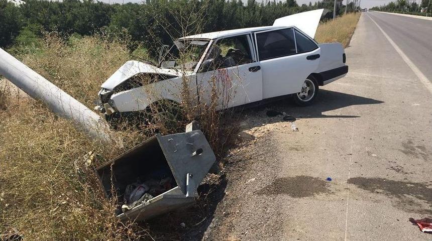 Otomobil Elektrik Direğine &Ccedil;arptı: 3 Yaralı