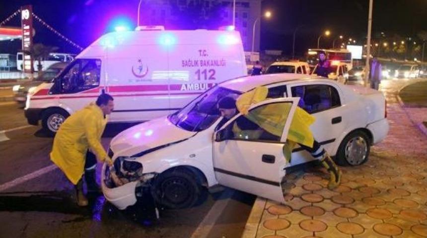 Ref&uuml;je &Ccedil;arpan Otomobilin S&uuml;r&uuml;c&uuml;s&uuml; Yaralandı