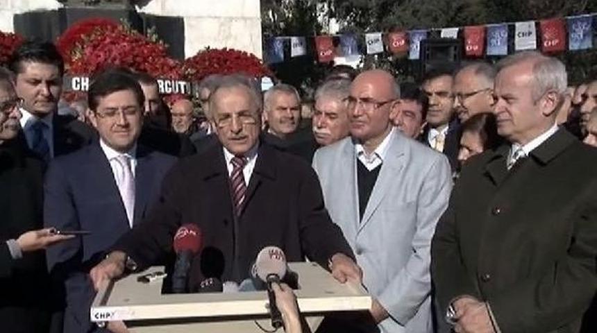 Karayalçın, İnönü Ve Hazinedar'ı Kameralar Önünde Tokalaştırdı