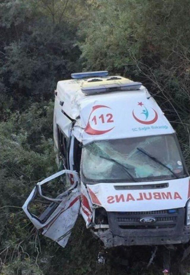 Ambulans Şarampole Devrildi: 3 Yaralı