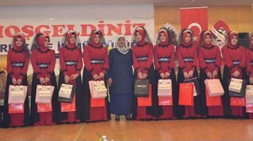 Kırıkkale'de Hafizelere İlk Kez Ta&ccedil; Giydirildi