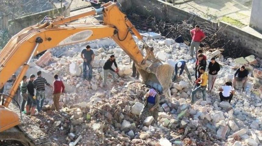 Demir Toplamak İçin Canlarını Hiçe Saydılar