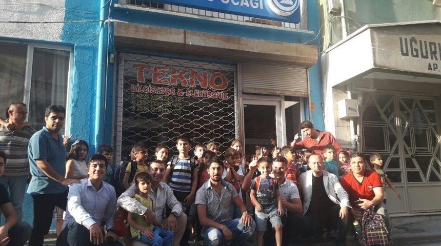 Okula Yeni Başlayan &Ccedil;ocukların Y&uuml;z&uuml;n&uuml; &Uuml;lk&uuml;c&uuml; Ağabeyleri G&uuml;ld&uuml;rd&uuml;