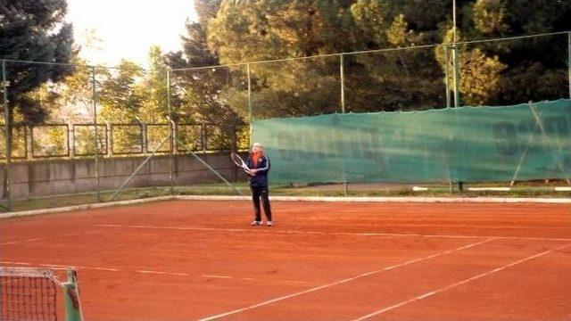 Başbakan Davutoğlu, Emir Sultan Türbesini Ziyaret Etti