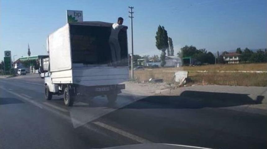 Kamyona Asılan Şahsın Tehlikeli Yolculuğu