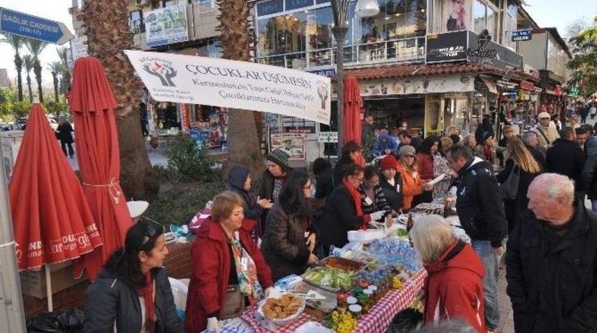 Kuşadası Katılımcı Kadın Hareketinden &Ouml;rnek Kermes