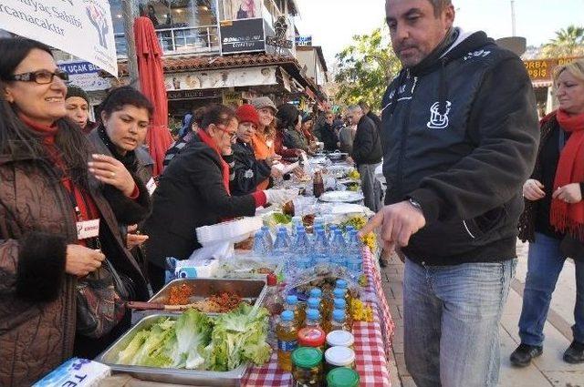 Kuşadası Katılımcı Kadın Hareketinden Örnek Kermes