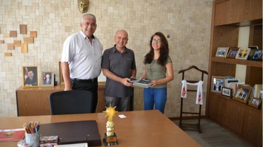 Başkan Saraoğlu, Tıp Fak&uuml;ltesi&rsquo;ni Kazanan &Ouml;ğrenciye Stetoskop Hediye Etti