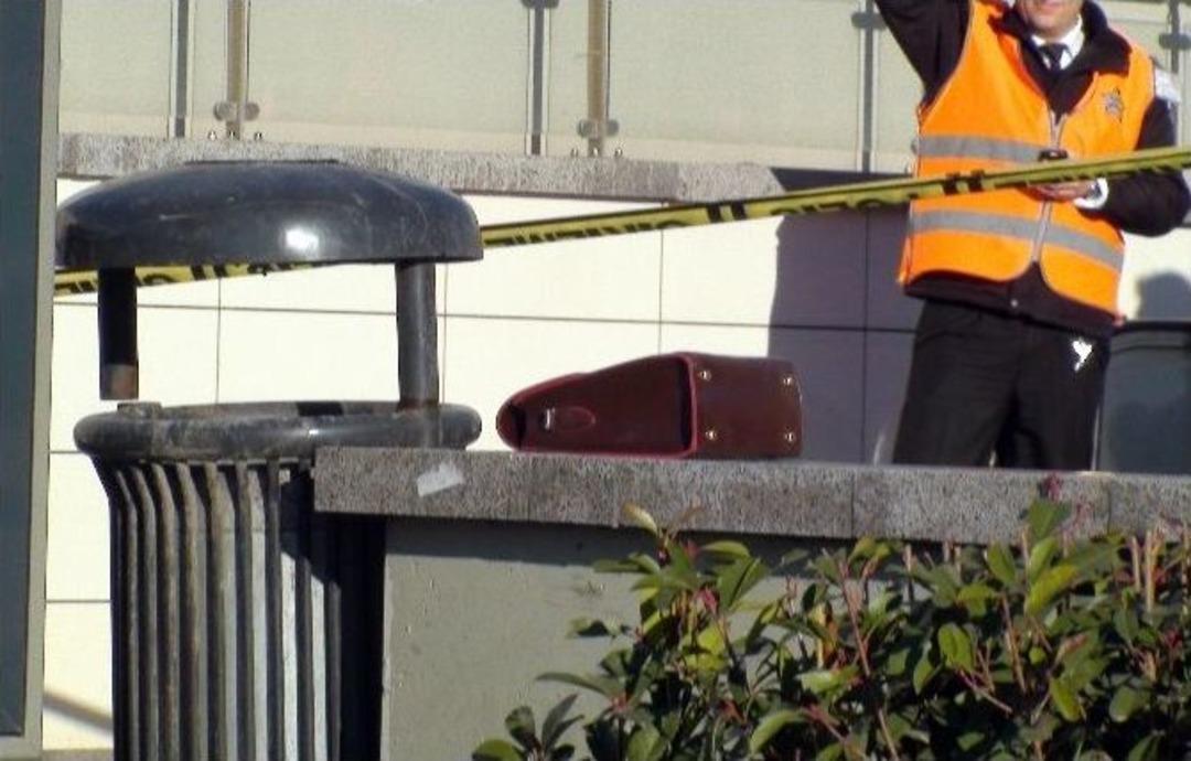 Metro Girişine Bırakılan Boş &Ccedil;anta Polisi Alarma Ge&ccedil;irdi