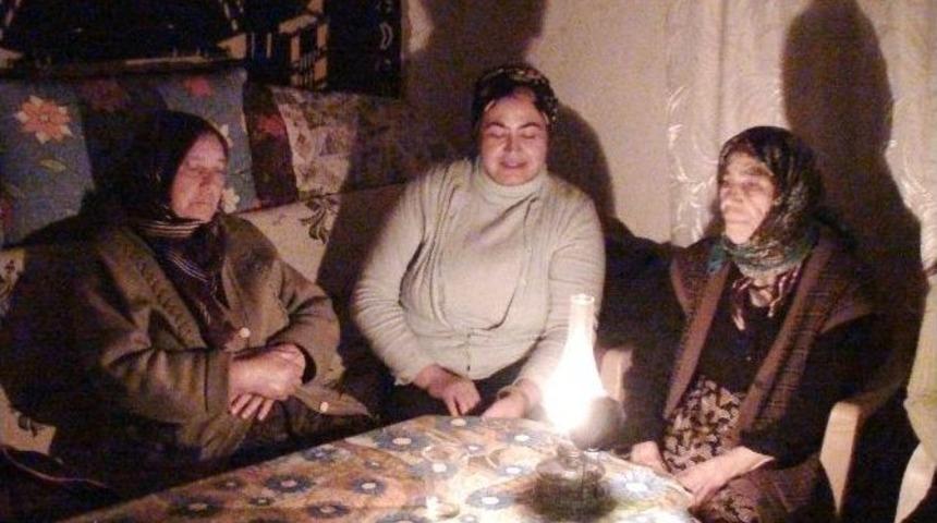 Elektrik Evlerinin Dibinde Ama Gaz Lambasıyla Yaşıyorlar