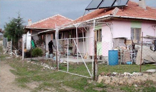 Elektrik Evlerinin Dibinde Ama Gaz Lambasıyla Yaşıyorlar