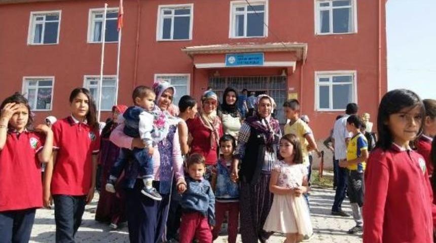 Niğde'de Okulun &Ouml;ğrenci Azlığından Kapatılmasına Tepki