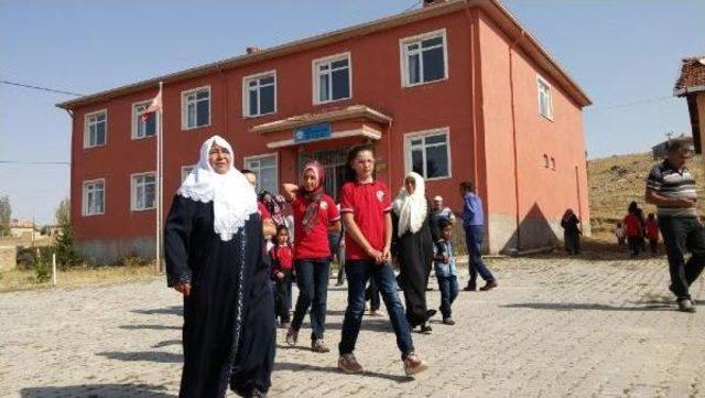 Niğde'de Okulun Öğrenci Azlığından Kapatılmasına Tepki