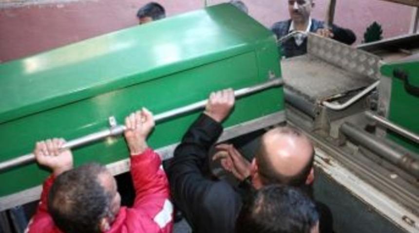 Cinnet Getirip Ailesini Katleden Baba Toprağa Verildi