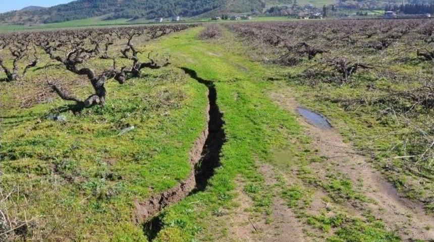 Tarladaki &Ccedil;atlaklar K&ouml;yl&uuml;leri Korkutuyor