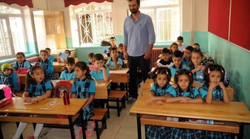&Uuml;&ccedil;&uuml;z Kız Kardeşlerin Okul Heyecanı