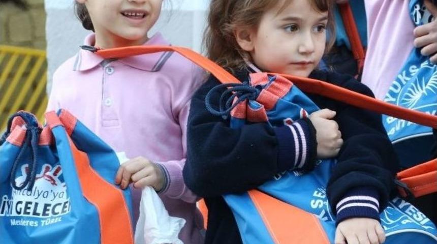 Orada Bir K&ouml;y Var Uzakta