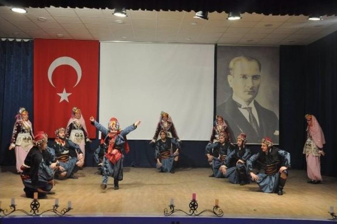 Halk Oyunları Ekiplerinden Muhteşem G&ouml;steri